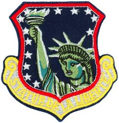 48th Fighter Wing 
Translation: STATUE DE LA LIBERTE = The Statue of Liberty
