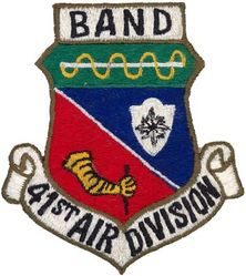41st Air Division Band
Designated 41 Air Division (Defense), and organized, on 1 Mar 1952. Redesignated 41 Air Division on 18 Mar 1955. Discontinued, and inactivated, on 15 Jan 1968.

Emblem approved on 30 Apr 1958.

