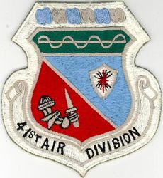 41st Air Division 
Designated 41 Air Division (Defense), and organized, on 1 Mar 1952. Redesignated 41 Air Division on 18 Mar 1955. Discontinued, and inactivated, on 15 Jan 1968.

Emblem approved on 30 Apr 1958.
