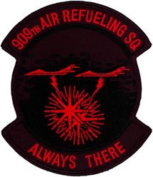 909th Air Refueling Squadron
Emblem approved on 2 Dec 1963; updated on 7 Nov 1995.
